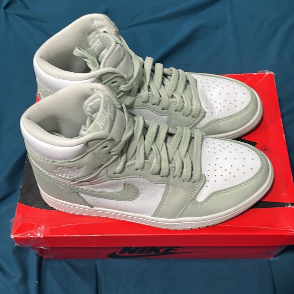 Jordan 1 high seafoam.   M7.5 / W9 - Picture 5 of 10